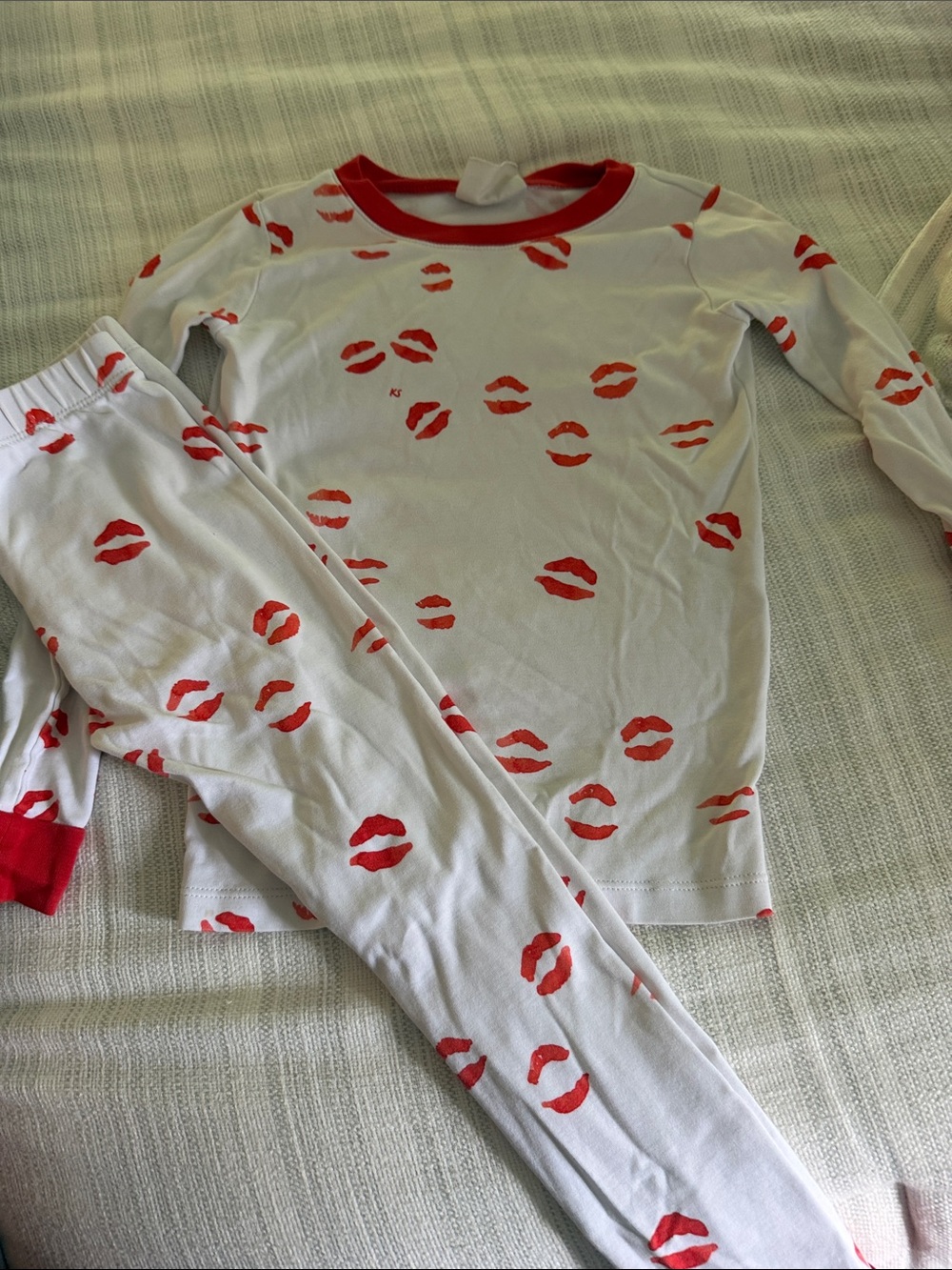 Kids White and Red Lip-Print Pajama Set - Cozy Two-Piece Sleepwear
